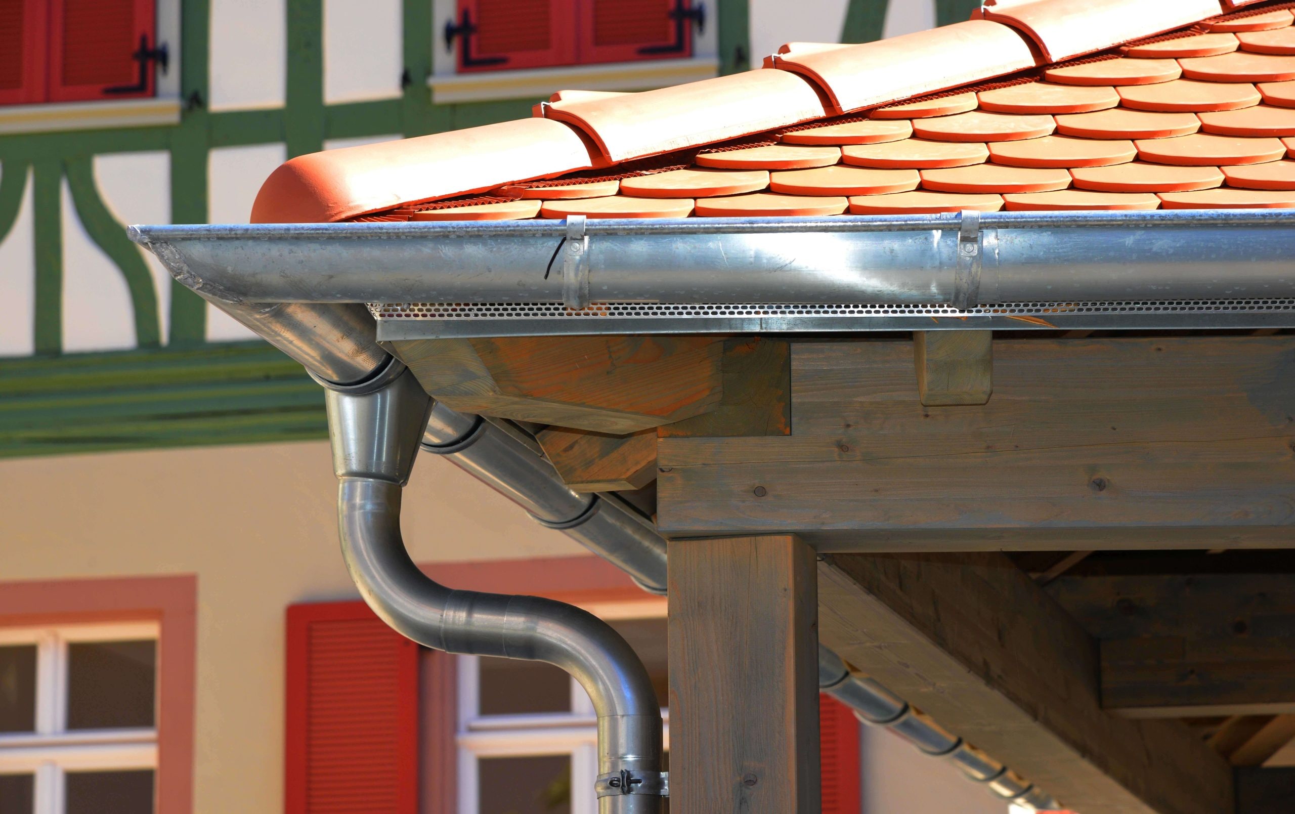 Corrosion-resistant steel gutters for effective rainwater drainage in Des Moines